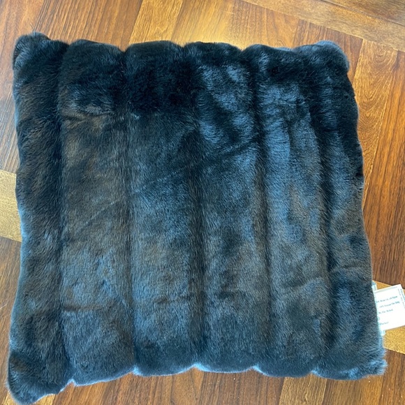 NEVER USED SOFT CHOCOLATE MINK FAUX FUR ACCENT PILLOW - Picture 2 of 8